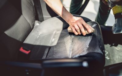 ¿Cómo quitar las manchas de la tapicería del coche?